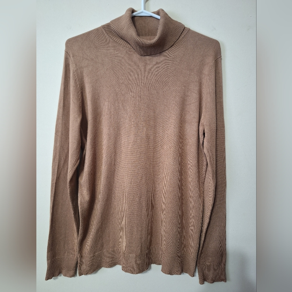Andrew Marc M Longsleeve thin knit tan turtleneck rayon blend Pullover Sweater